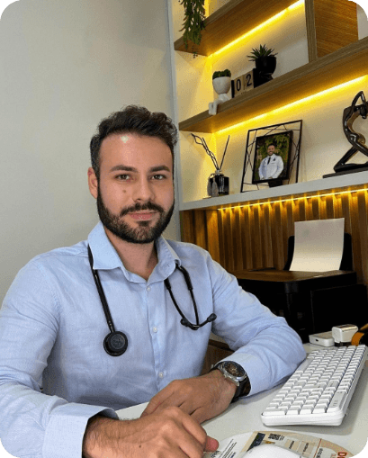 Dr. Thomas Bezerra em seu consultório